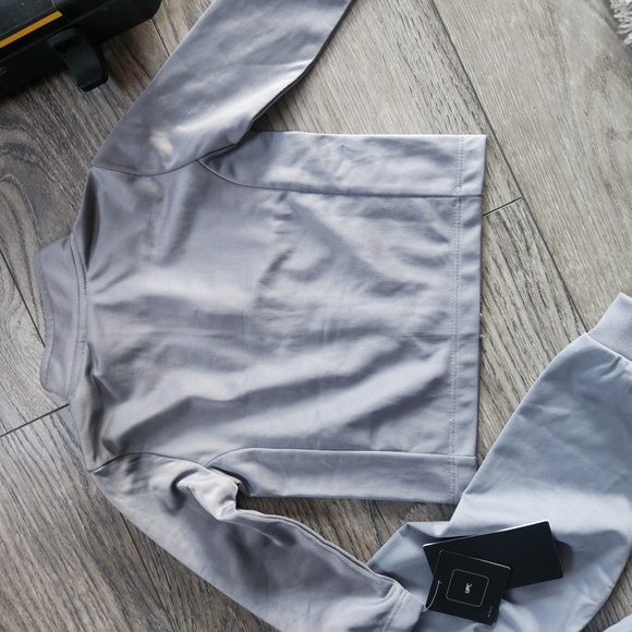 Nike Kids Matching Set in Gray and White - Picture 4 of 7